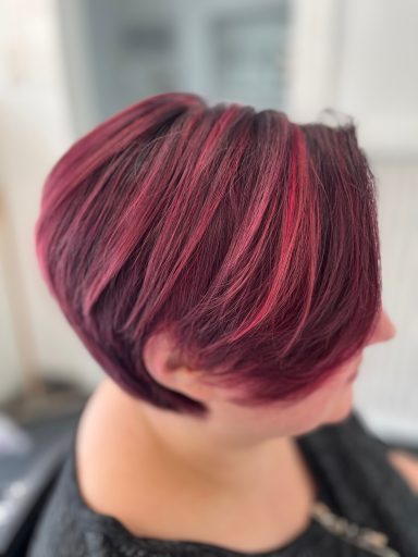 Eine rote Kurzhaarfrisur