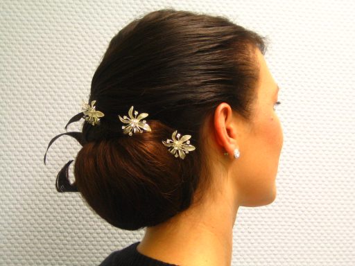 Eine elegante Hochsteckfrisur mit Dekoelementen