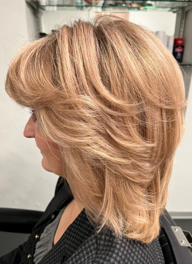 Schulterlange blonde Frisur